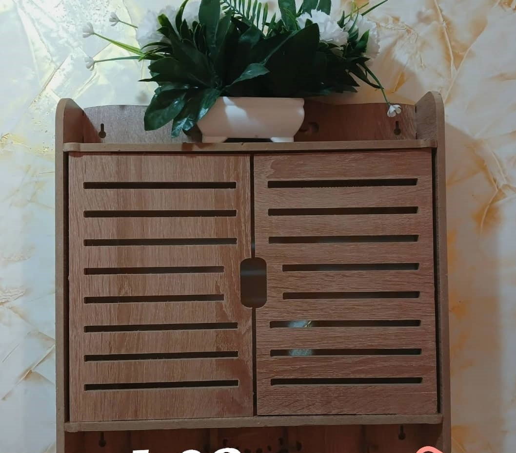 Support de Rangement en Bois Miniature avec Portes – Pratique et Décoratif حامل تخزين خشبي صغير مع أبواب – عملي وزخرفي
