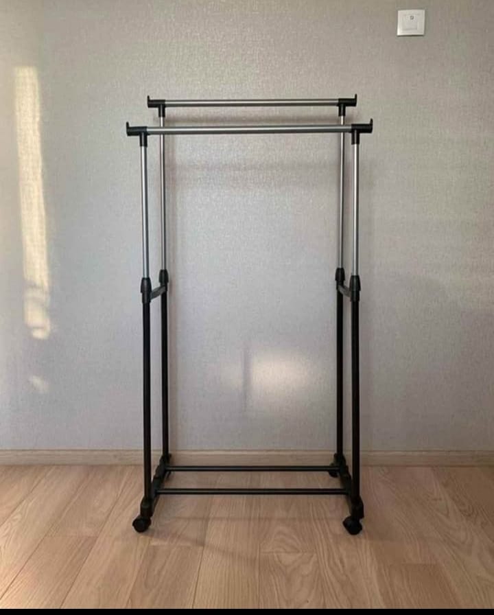 Porte-vêtements à Double Barres – Robuste, Spacieux et Fonctionnel حامل ملابس بعارضتين – قوي، واسع وعملي
