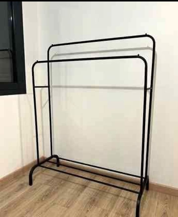 Porte-Manteau Moderne – Stable et Multifonction      علاقة ملابس عصرية – ثابتة ومتعددة الاستخدام