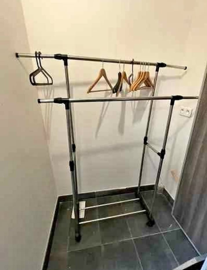 Porte-vêtements à Double Barres – Robuste, Spacieux et Fonctionnel    حامل ملابس بعارضتين – قوي، واسع وعملي