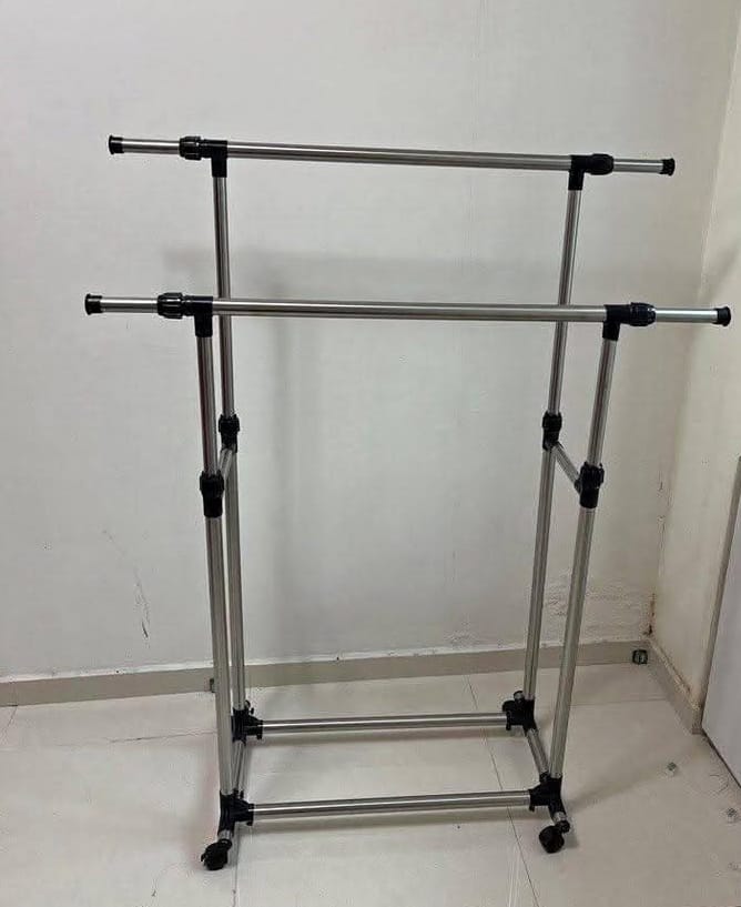 Porte-vêtements à Double Barres – Robuste, Spacieux et Fonctionnel    حامل ملابس بعارضتين – قوي، واسع وعملي