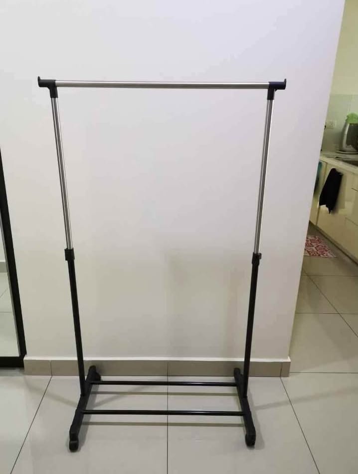 Porte-vêtements Pratique et Élégant     حامل ملابس عملي وأنيق